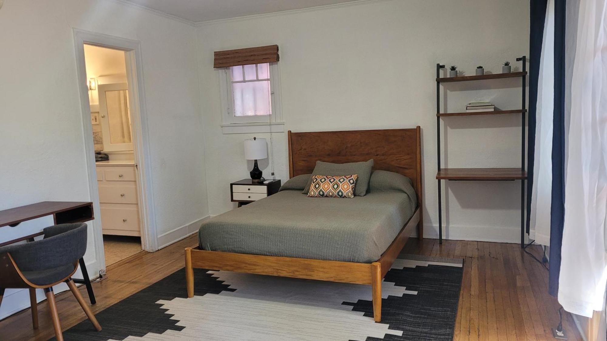 Charming With Private Patio Apartment