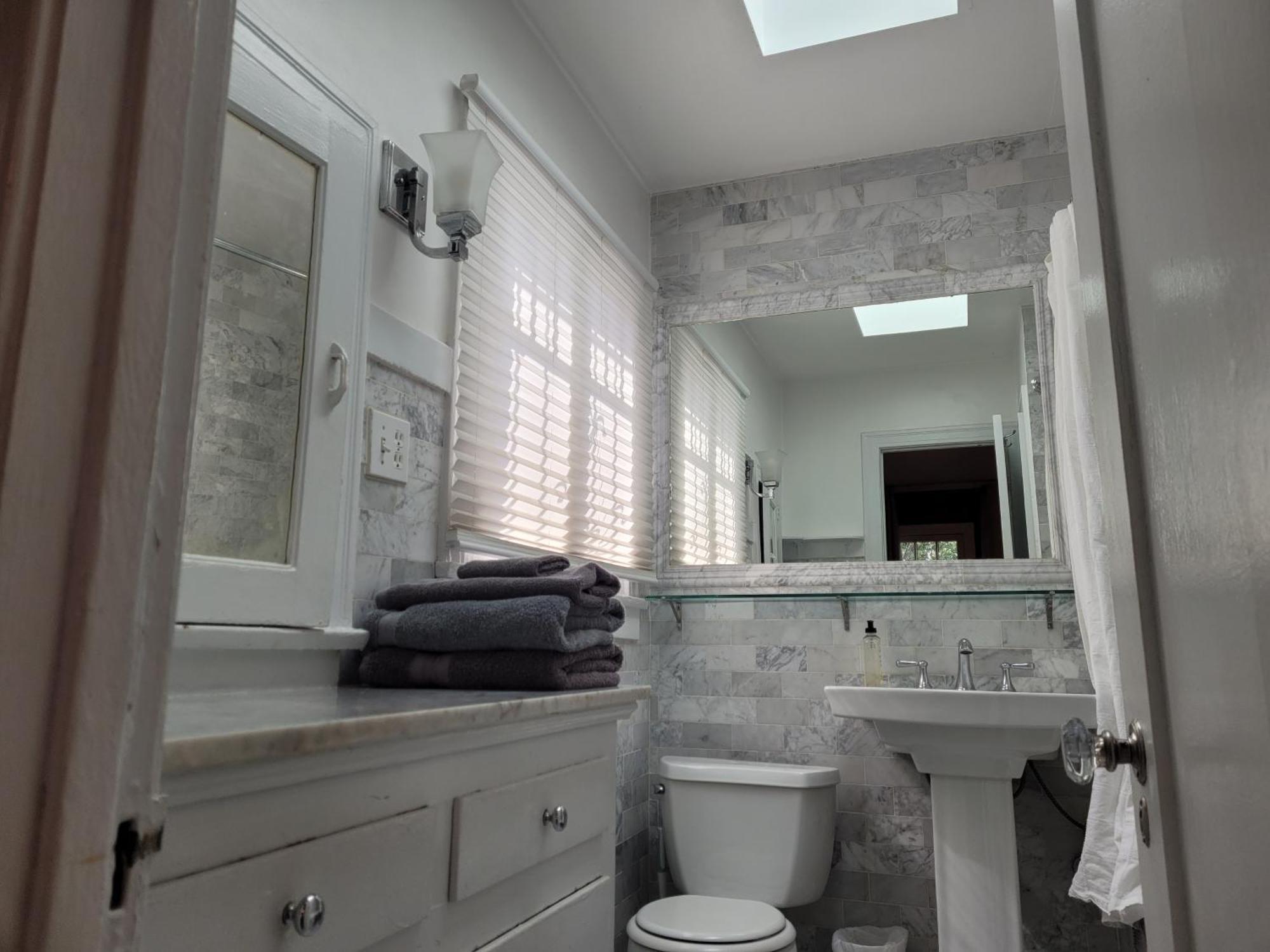 Charming With Private Patio Apartment