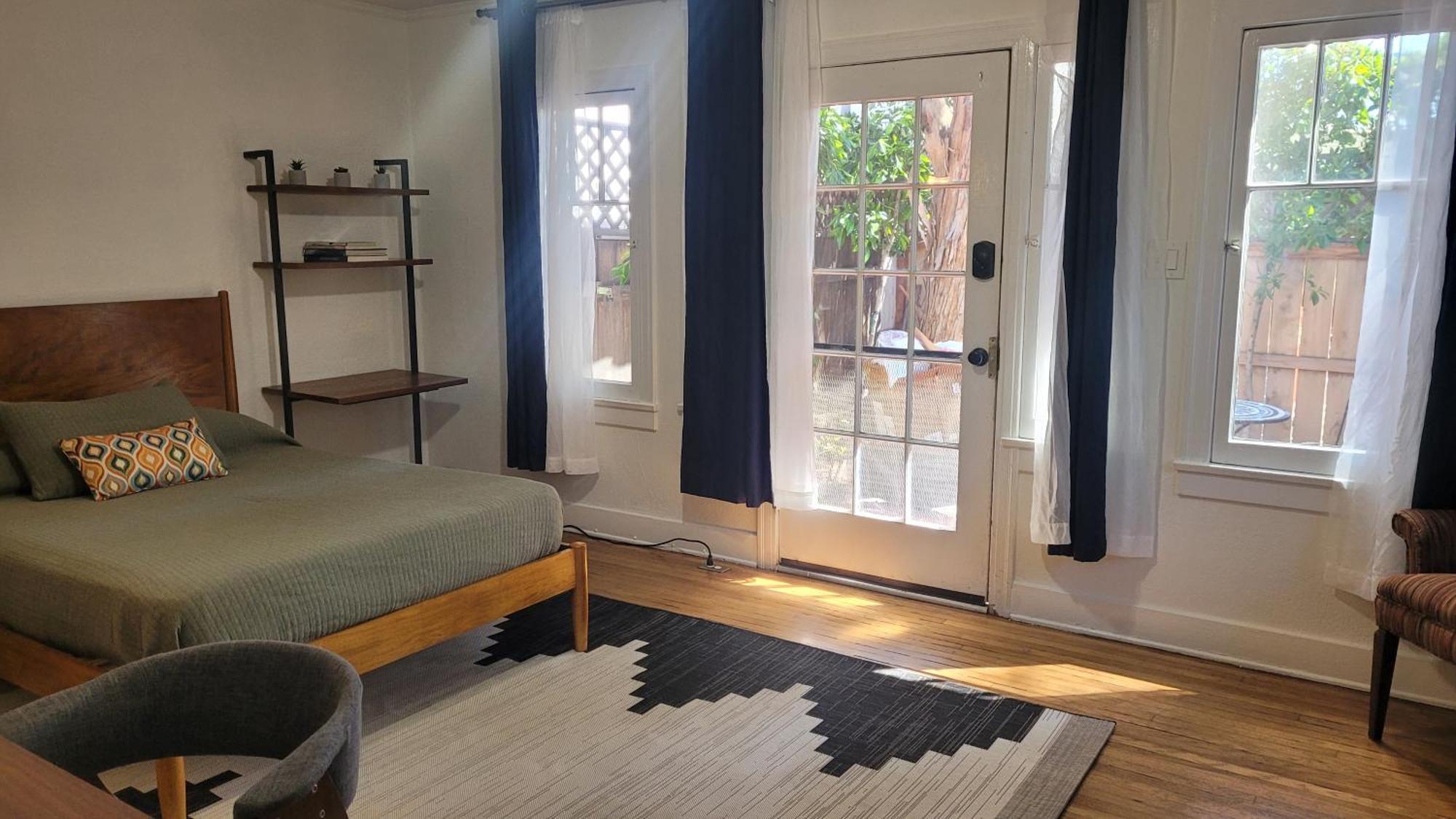 Charming With Private Patio *